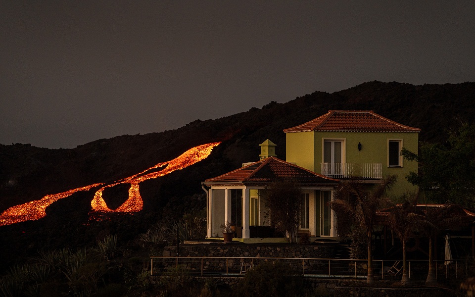 Ηφαίστειο Λα Πάλμα: Δύο μήνες συνεχών εκρήξεων, 5.100 σεισμοί, ζημιές 700 εκατ. ευρώ (εικόνες)-2