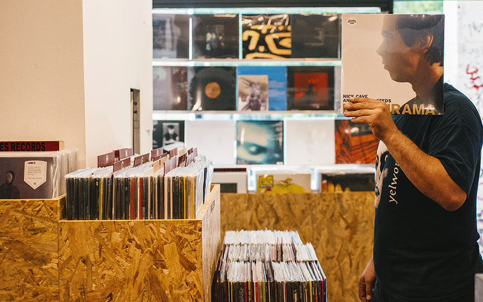 δισκοβόλτες-στο-κέντρο-της-πόλης-561581803