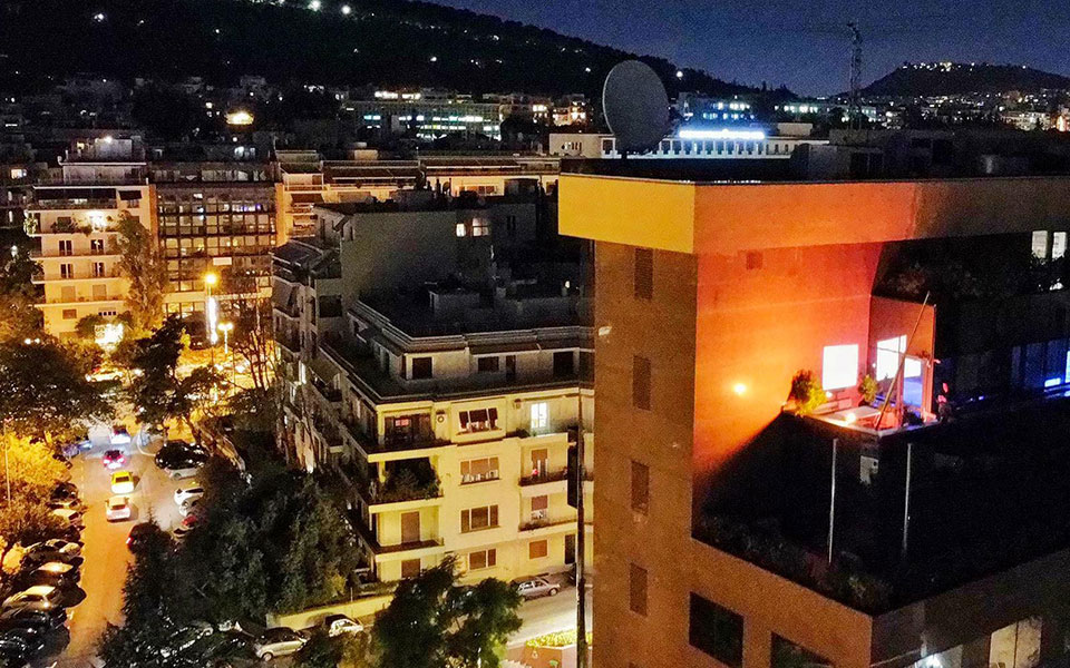 Στα πορτοκαλί «ντύθηκαν» κτίρια της χώρας σε μήνυμα κατά της έμφυλης βίας-1