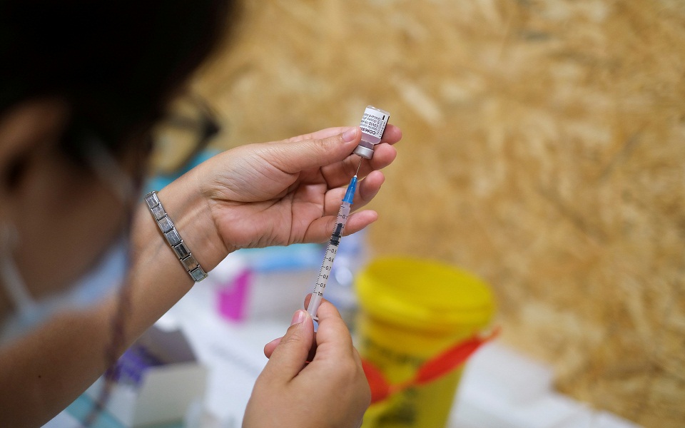 εμβολιασμός-άνω-των-60-ετών-τι-δείχνει-η-561608923