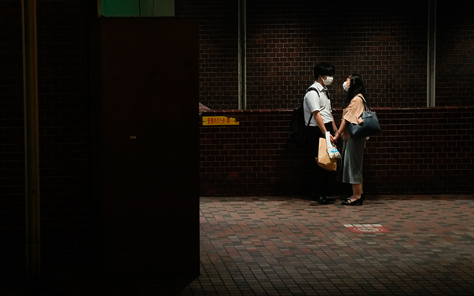 πανδημία-χειραψίες-τηλεργασία-έρημ-561575908