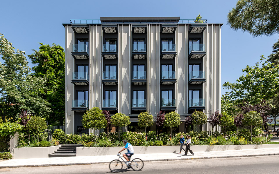 η-am-μετατρέπει-ένα-κτίριο-του-50-σε-μία-νέ-561590113