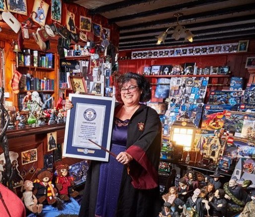 Ουαλία: Μια γυναίκα κατέρριψε ρεκόρ Γκίνες για τη μεγαλύτερη συλλογή αναμνηστικών Χάρι Πότερ-2