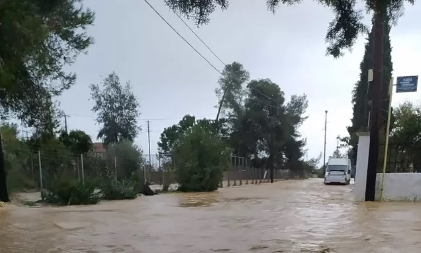 Πάτρα: Προβλήματα από την κακοκαιρία – Η θάλασσα βγήκε στον δρόμο (εικόνες)-2