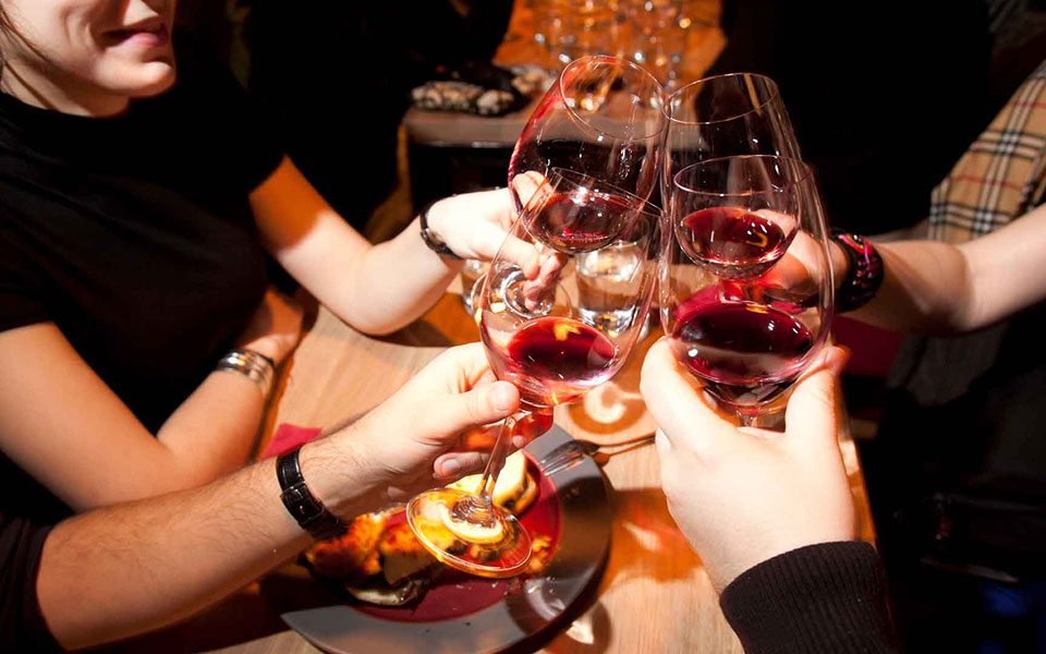 Γαστρονόμος: Έξι wine bars με γευστικό φαγητό στην Αθήνα-2