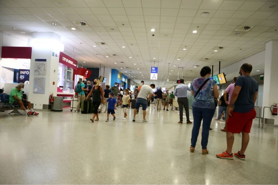 υπα-οι-ανήλικοι-4-17-ετών-ταξιδεύουν-αερο-561578164