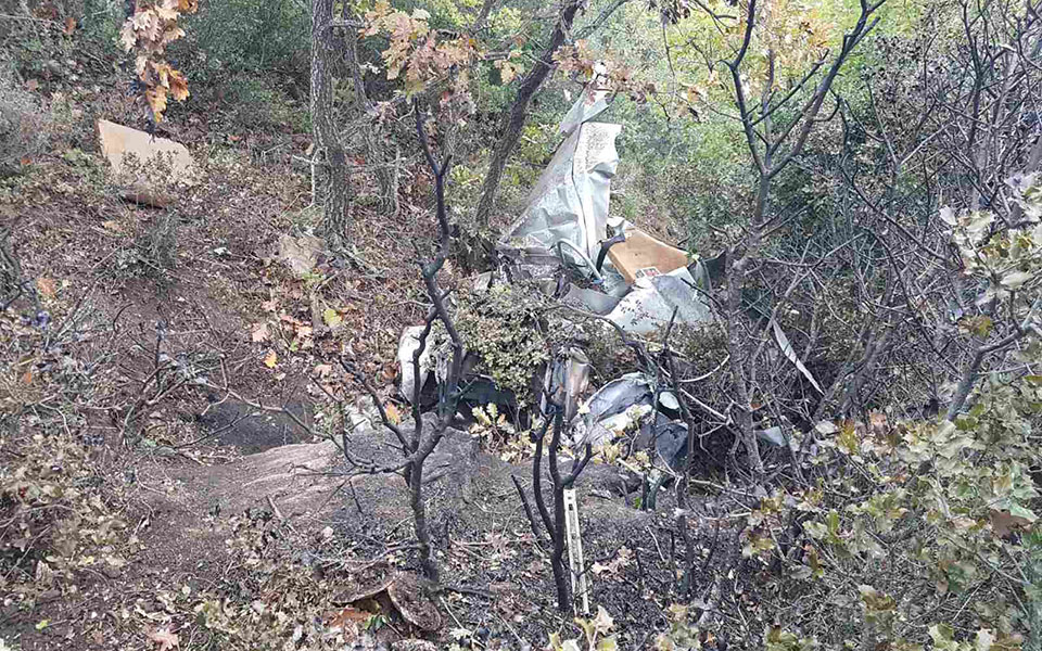 Πτώση μονοκινητήριου αεροσκάφους: Εικόνες και βίντεο από το σημείο όπου βρέθηκαν τα συντρίμμια-1