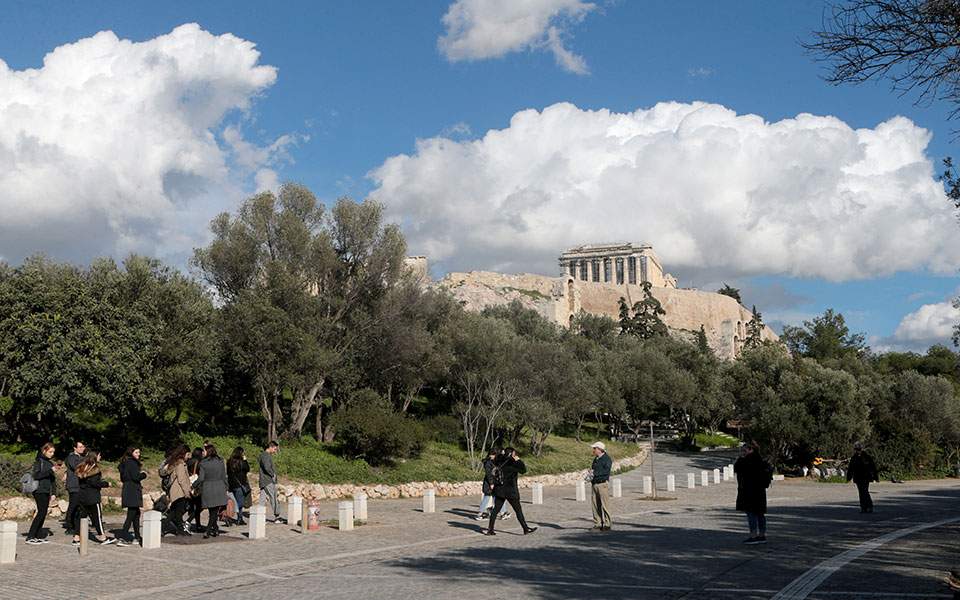 καιρός-αραιές-νεφώσεις-και-μεταφορά-α-561572320