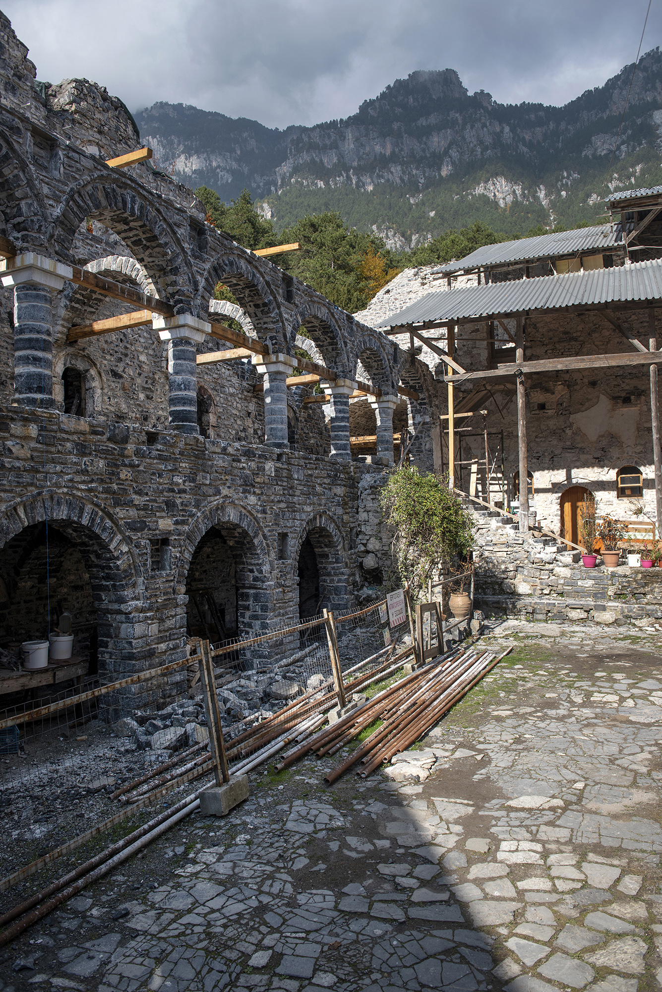 Μια επιστολή «ξαναχτίζει» τη μονή-2