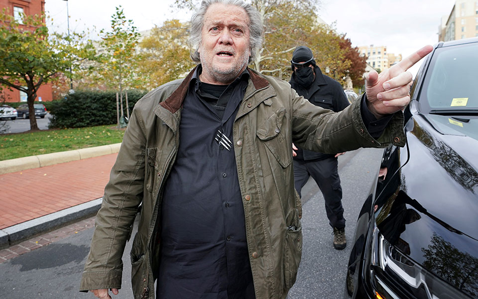 ηπα-παραδόθηκε-στο-fbi-ο-στιβ-μπάνον-561587185