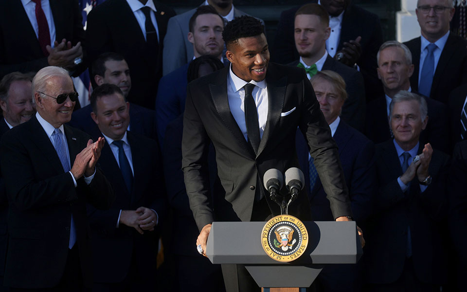 το-δώρο-αντετοκούνμπο-στον-μπάιντεν-β-561578047