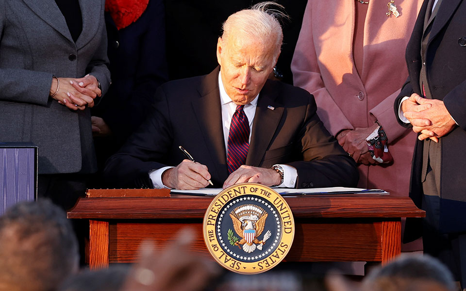 ηπα-ο-μπάιντεν-υπέγραψε-το-ιστορικό-νο-561587311