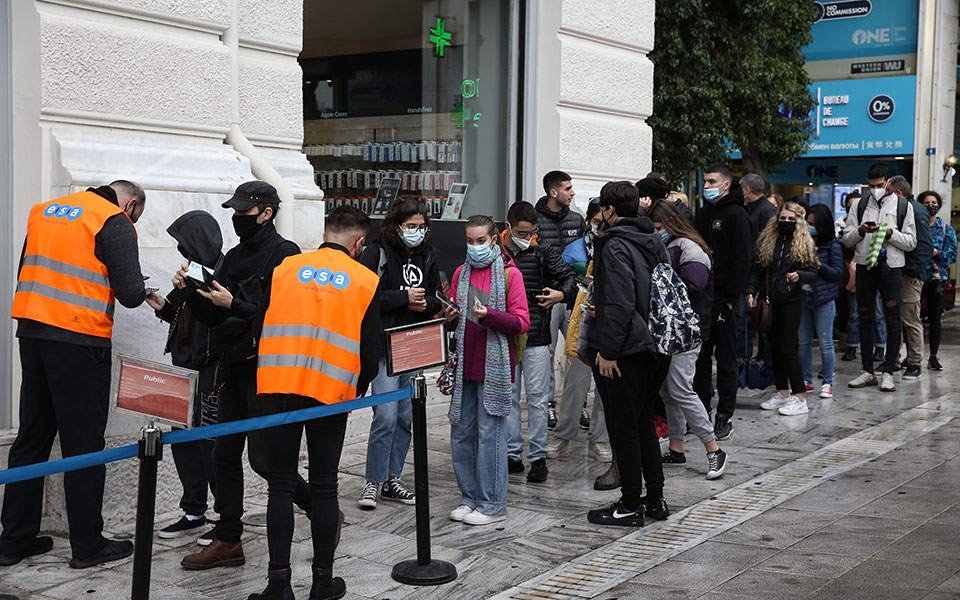 black-friday-2021-βροχή-ουρές-και-έλεγχος-πιστοποιη-561603640