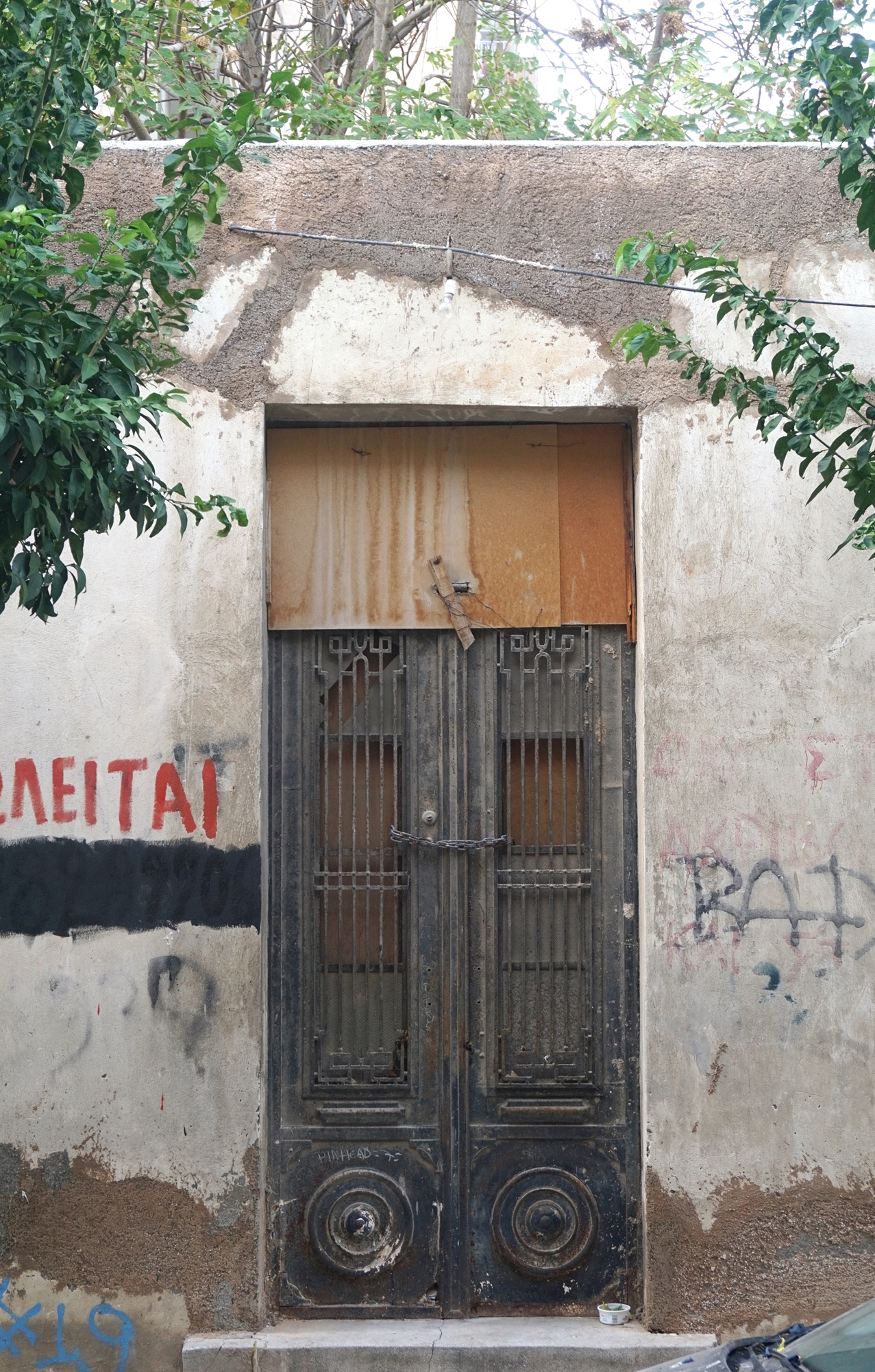 οι-σιωπηλές-πόρτες-στα-σπίτια-του-ταύρ-561595717