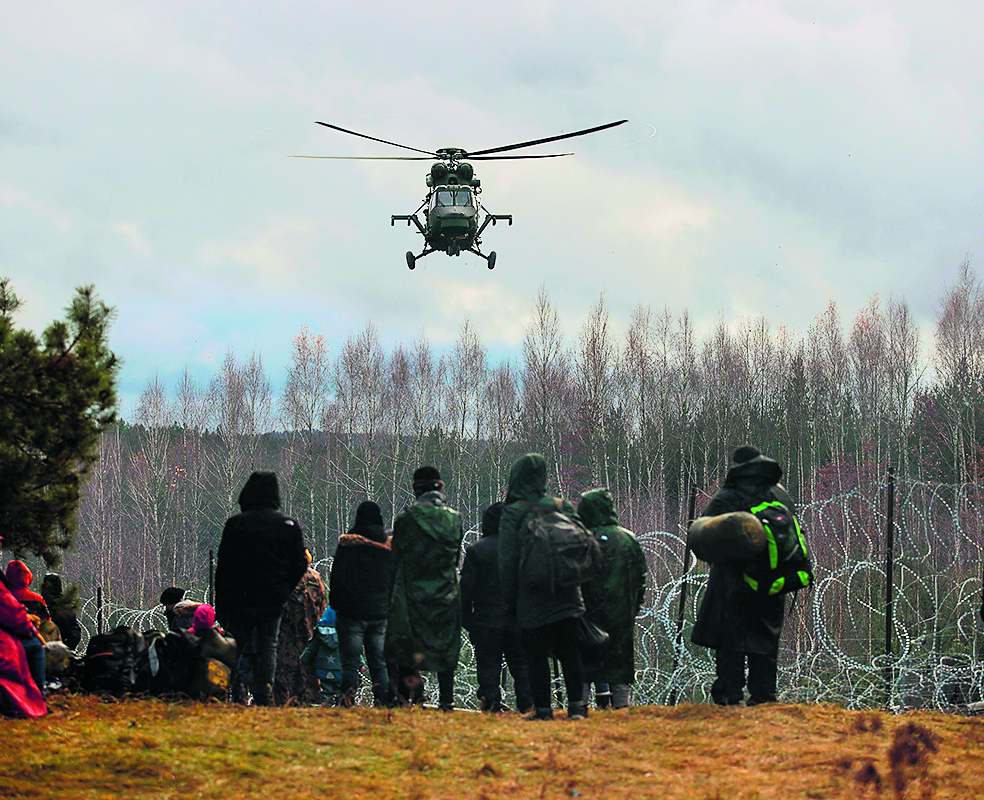 ορδές-προσφύγων-και-μεταναστών-στα-πο-561577462