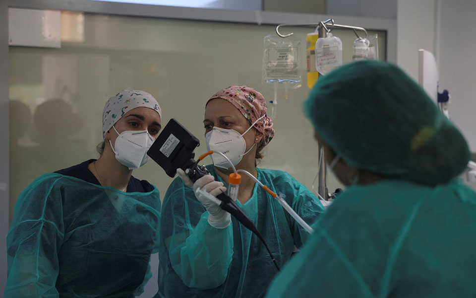 κορωνοϊός-6-950-νέα-κρούσματα-72-θάνατοι-551-δι-561587104