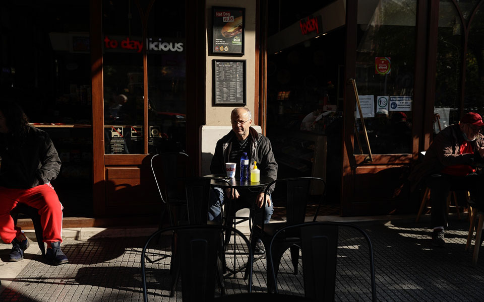 Σε εξέλιξη η συνεδρίαση των επιδημιολόγων – Πληροφορίες για 6.000 νέα κρούσματα-1