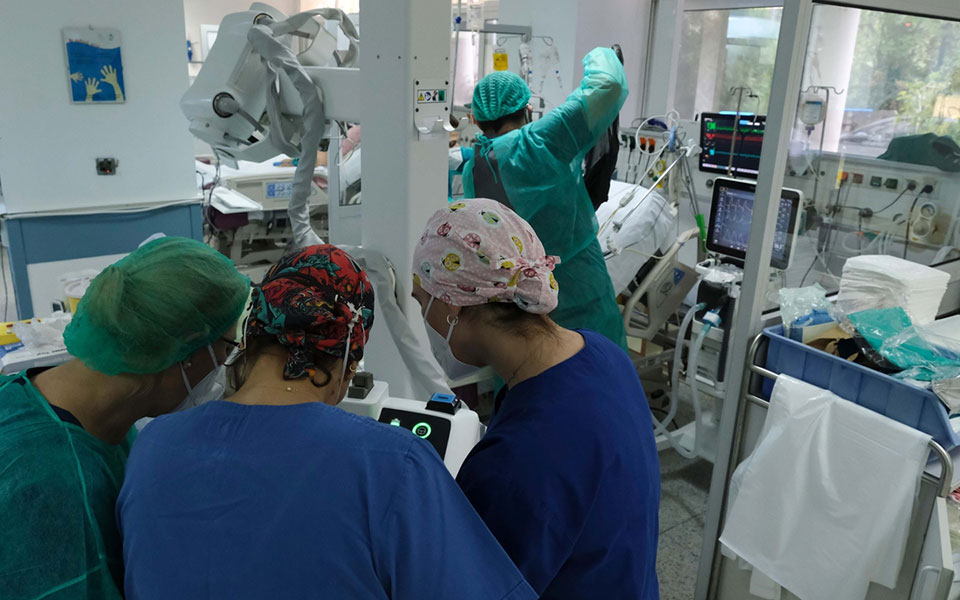 Κορωνοϊός: 4.108 νέα κρούσματα, 76 θάνατοι, 590 διασωληνωμένοι-1