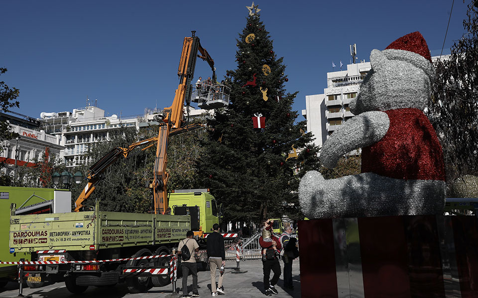 Χριστούγεννα 2021: Στολίστηκε το χριστουγεννιάτικο δέντρο στο Σύνταγμα (εικόνες)-2