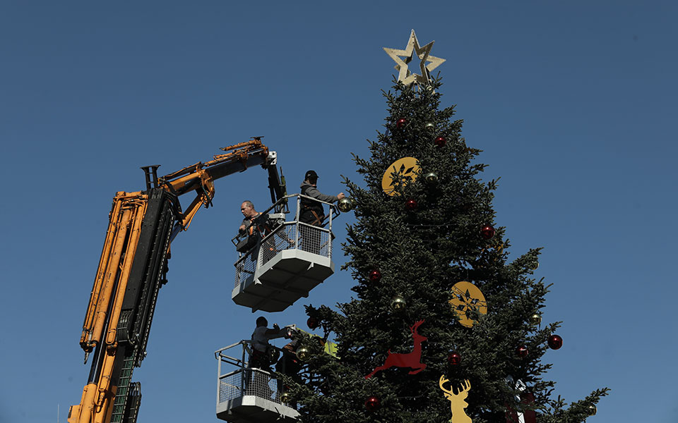 Χριστούγεννα 2021: Στολίστηκε το χριστουγεννιάτικο δέντρο στο Σύνταγμα (εικόνες)-1