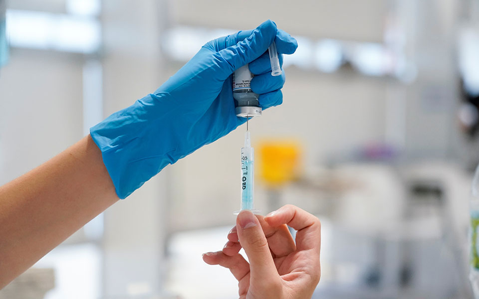 εμβολιασμός-371-000-έσπευσαν-για-3η-δόση-σε-δ-561590803