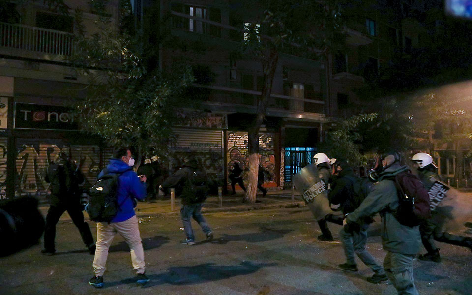 Επέτειος Πολυτεχνείου: Ένταση στα Εξάρχεια – Προσαγωγές από την ΕΛ.ΑΣ-2