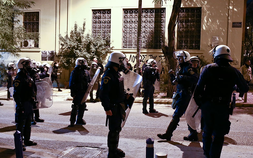 Επέτειος Πολυτεχνείου: Ένταση στα Εξάρχεια – Προσαγωγές από την ΕΛ.ΑΣ-3