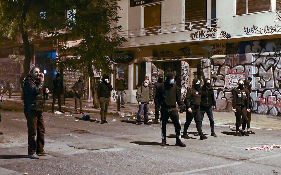 Επέτειος Πολυτεχνείου: Ένταση στα Εξάρχεια – Προσαγωγές από την ΕΛ.ΑΣ-4