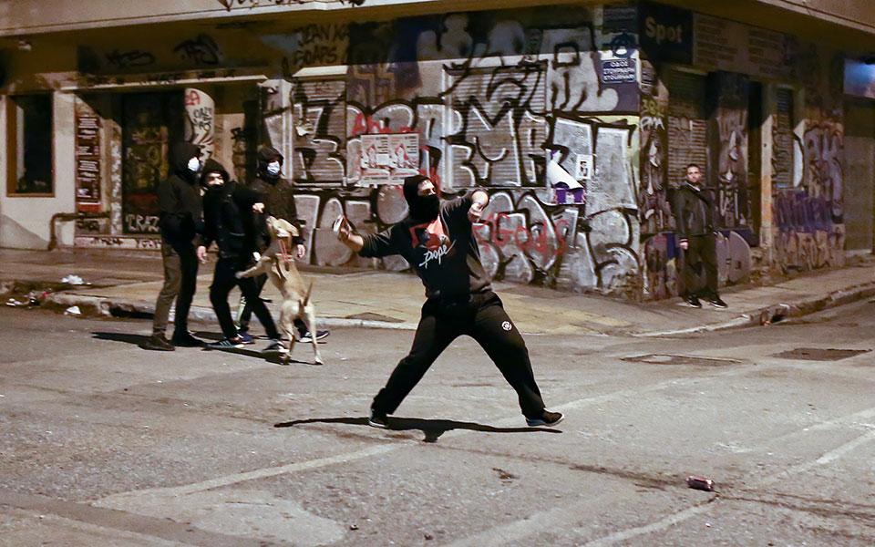 Επέτειος Πολυτεχνείου: Ένταση στα Εξάρχεια – Προσαγωγές από την ΕΛ.ΑΣ-5