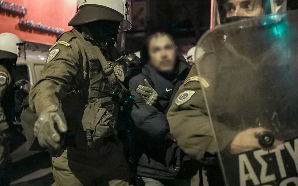 Επέτειος Πολυτεχνείου: Ένταση στα Εξάρχεια – Προσαγωγές από την ΕΛ.ΑΣ-6