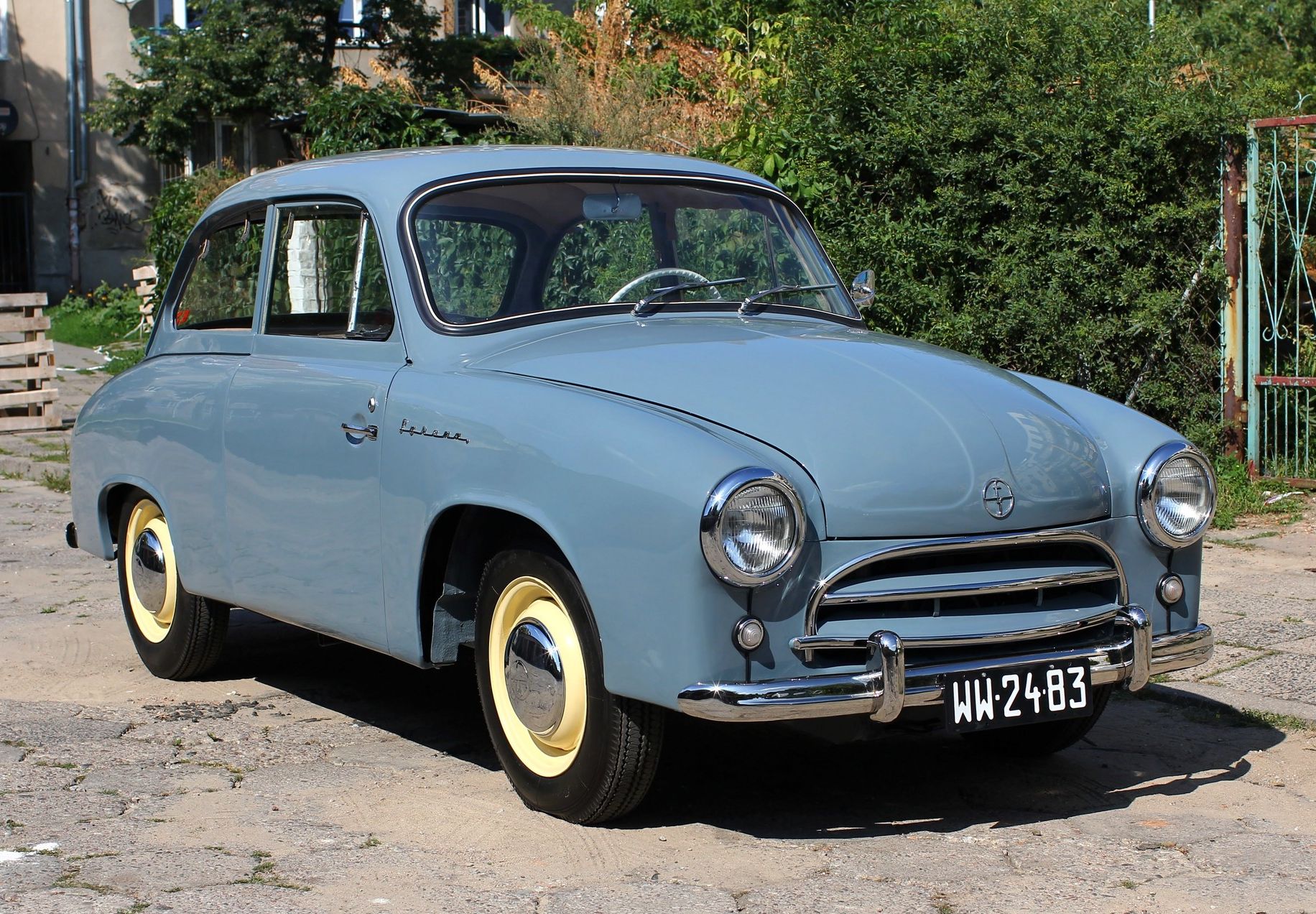 to-ρετρό-syrena-περνάει-στην-εποχή-της-ηλεκτρ-561589801