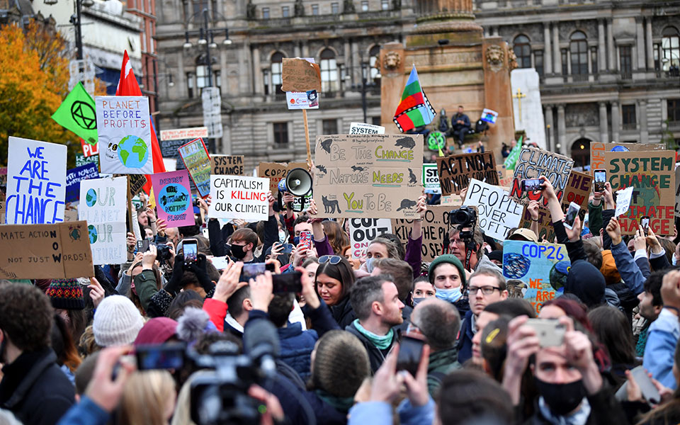 cop26-χιλιάδες-νέοι-στους-δρόμους-της-γλασ-561572815