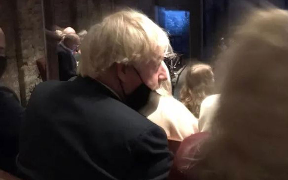 xωρίς-μάσκα-μέσα-σε-θέατρο-συνελήφθη-561600865