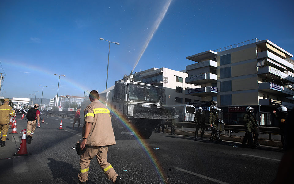Επεισόδια στη συγκέντρωση πυροσβεστών στην Κηφισίας – Ρίψη χημικών και κρότου λάμψης-3