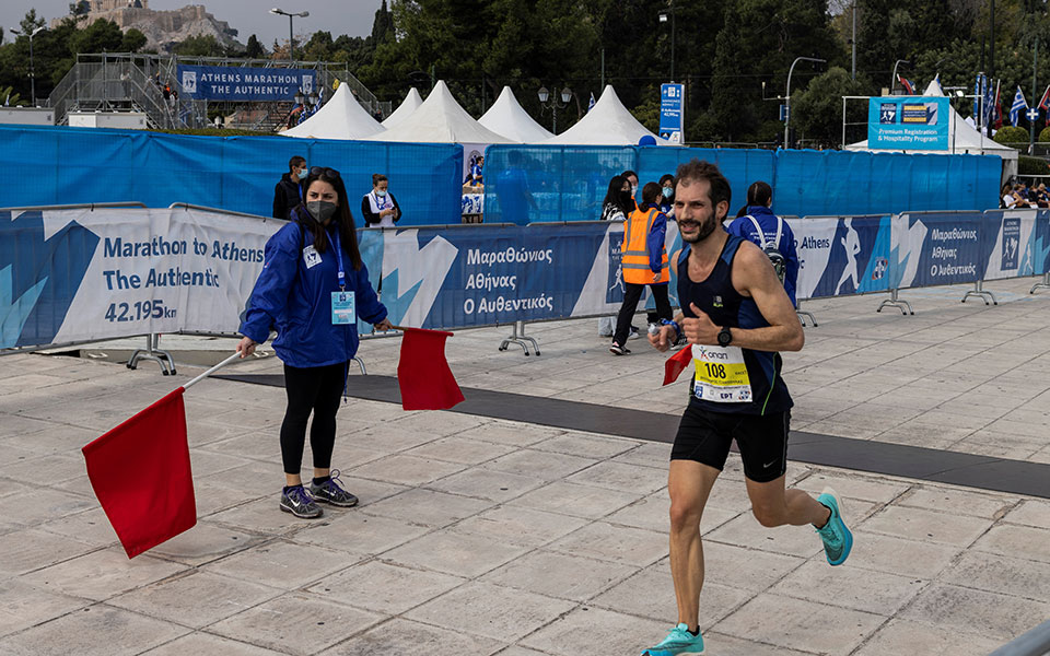 38ος Αυθεντικός Μαραθώνιος: Καρέ-καρέ η χαρά της συμμετοχής-16