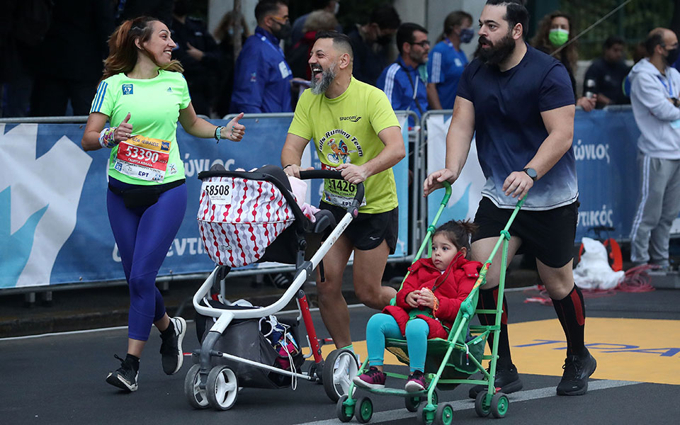 38ος Αυθεντικός Μαραθώνιος: Καρέ-καρέ η χαρά της συμμετοχής-19