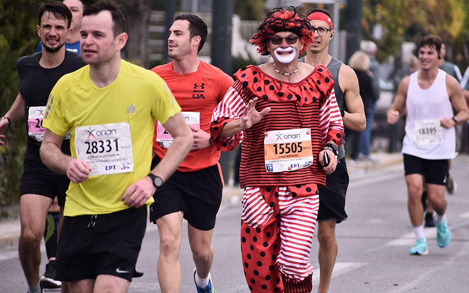 38ος Αυθεντικός Μαραθώνιος: Καρέ-καρέ η χαρά της συμμετοχής-24