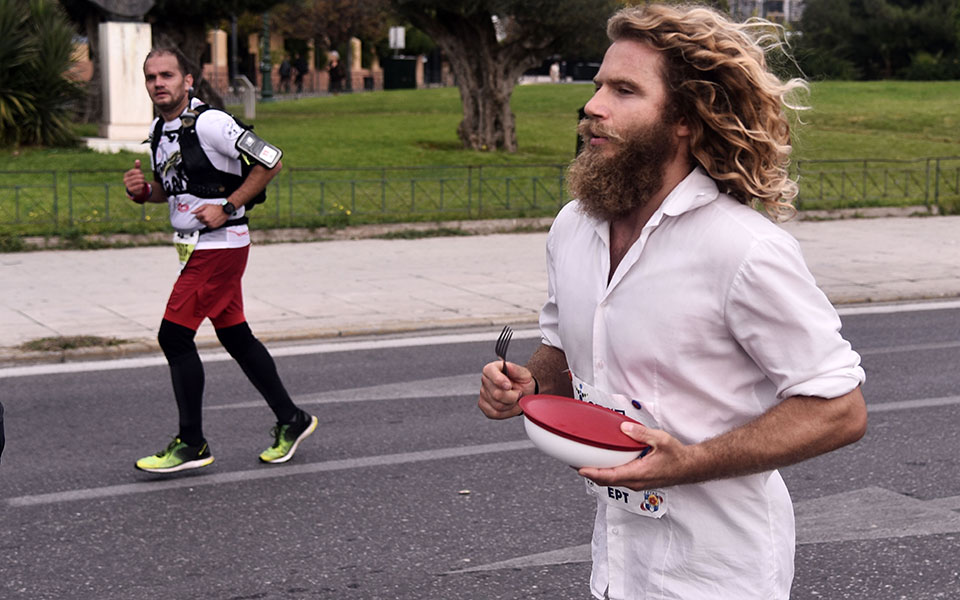 38ος Αυθεντικός Μαραθώνιος: Καρέ-καρέ η χαρά της συμμετοχής-23