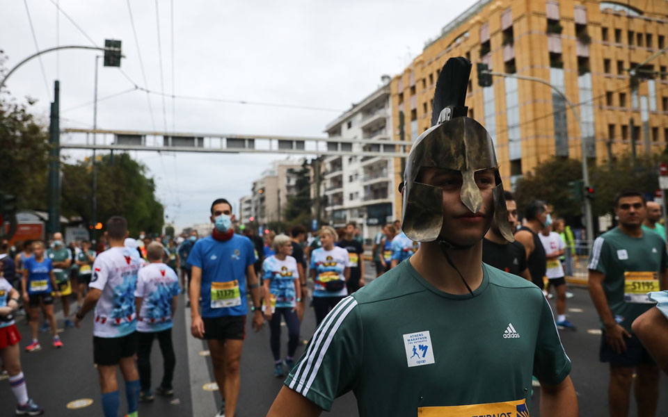38ος Αυθεντικός Μαραθώνιος: Καρέ-καρέ η χαρά της συμμετοχής-25