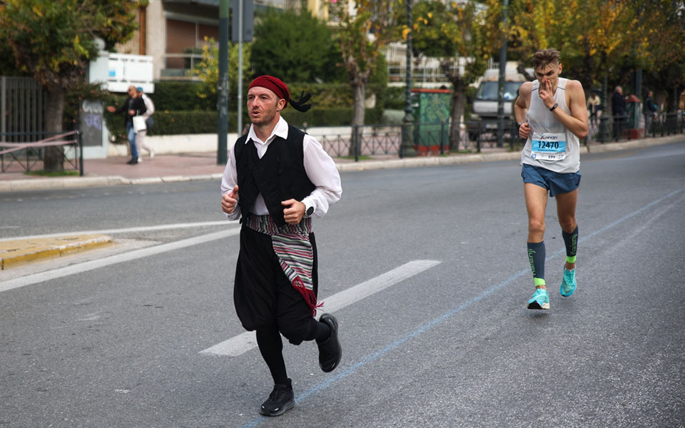 38ος Αυθεντικός Μαραθώνιος: Καρέ-καρέ η χαρά της συμμετοχής-28