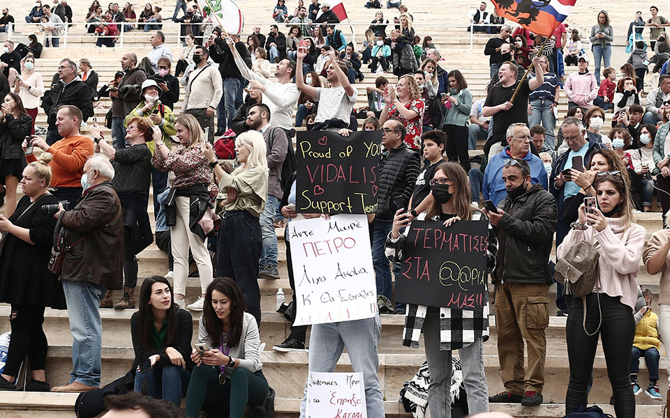 38ος Αυθεντικός Μαραθώνιος: Καρέ-καρέ η χαρά της συμμετοχής-30