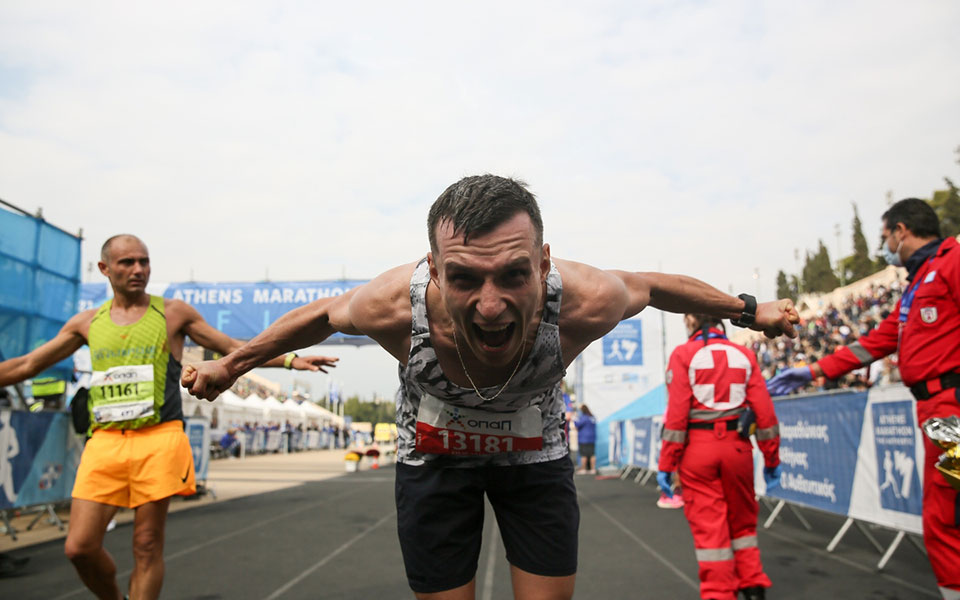 38ος Αυθεντικός Μαραθώνιος: Καρέ-καρέ η χαρά της συμμετοχής-7