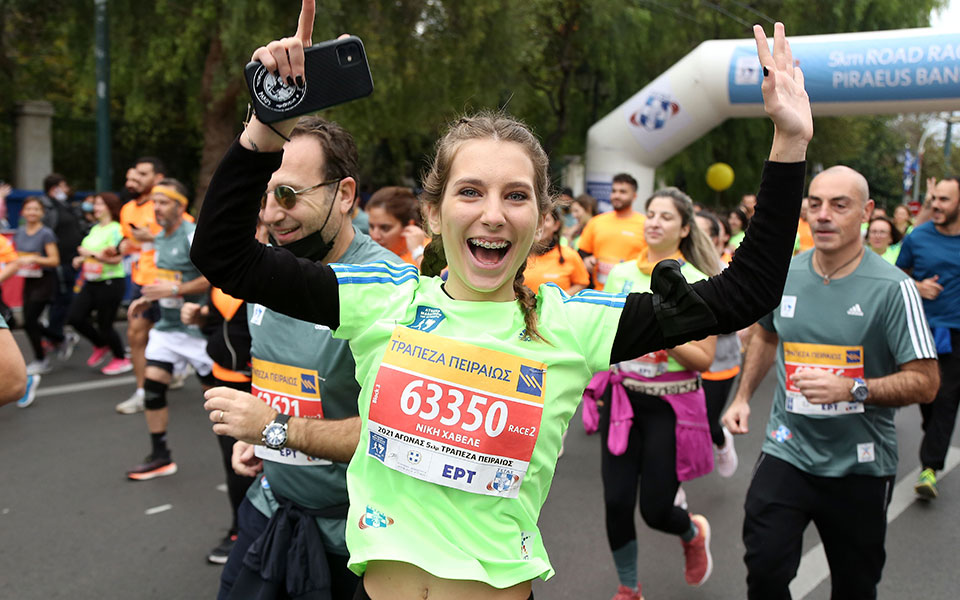 38ος Αυθεντικός Μαραθώνιος: Καρέ-καρέ η χαρά της συμμετοχής-8