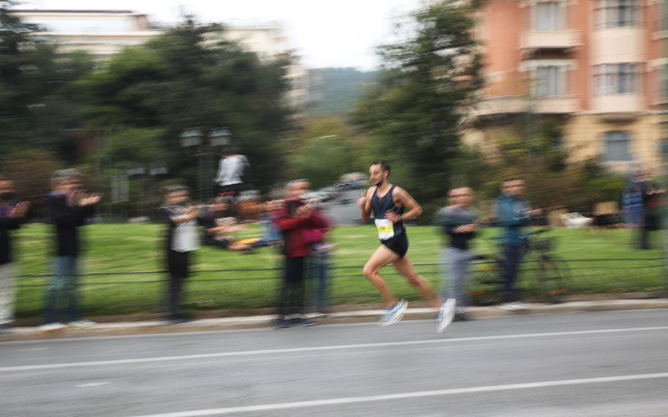 38ος Αυθεντικός Μαραθώνιος: Καρέ-καρέ η χαρά της συμμετοχής-17