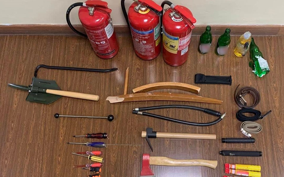 μαρούσι-με-σφυριά-τσεκούρια-και-αξίνε-561602455