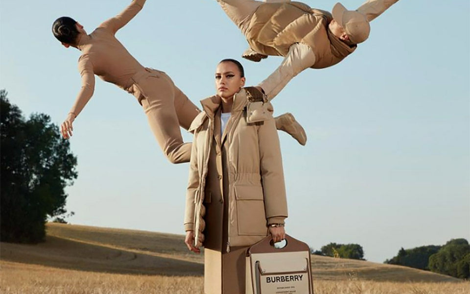 μοντέλα-του-burberry-πετούν-μέσα-από-σταροχώρ-561568114