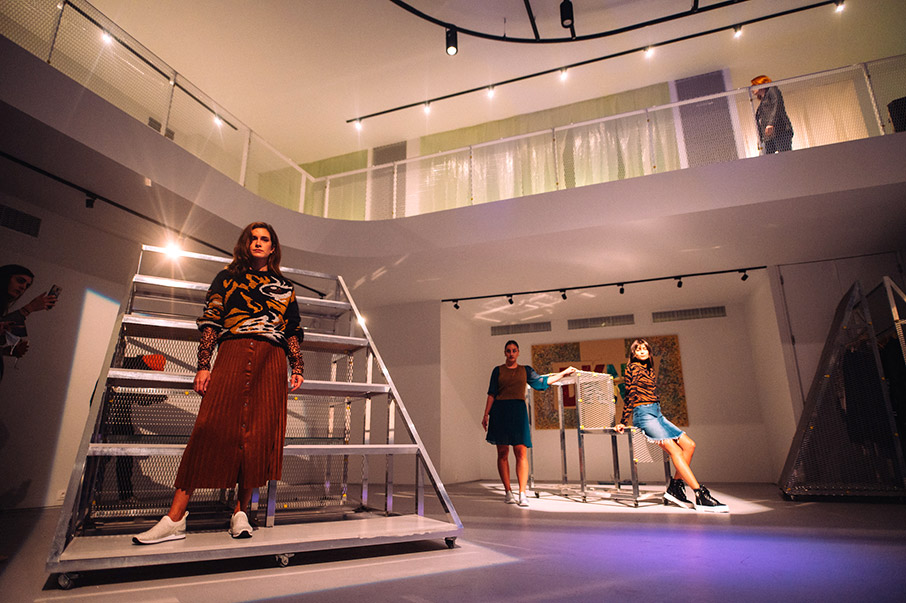 Φαντασμαγορικό fashion event του εμβληματικού νεοϋορκέζικου brand DKNY-1