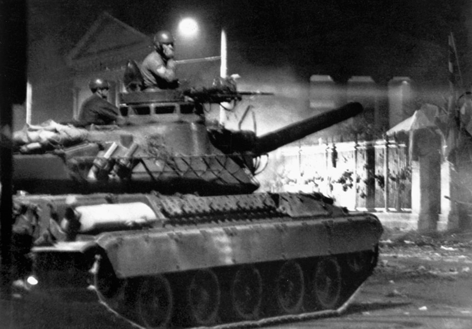 Πολυτεχνείο: Αριστοτέλης Σαρρηκώστας – Ο φωτορεπόρτερ που απαθανάτισε την εισβολή του τανκ-4