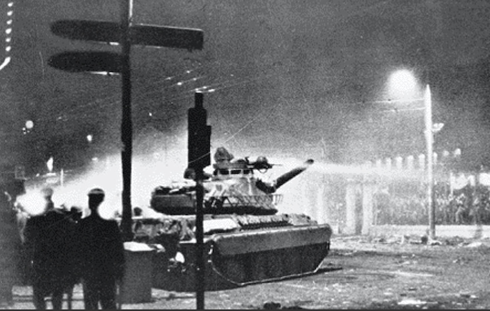 Πολυτεχνείο: Αριστοτέλης Σαρρηκώστας – Ο φωτορεπόρτερ που απαθανάτισε την εισβολή του τανκ-3