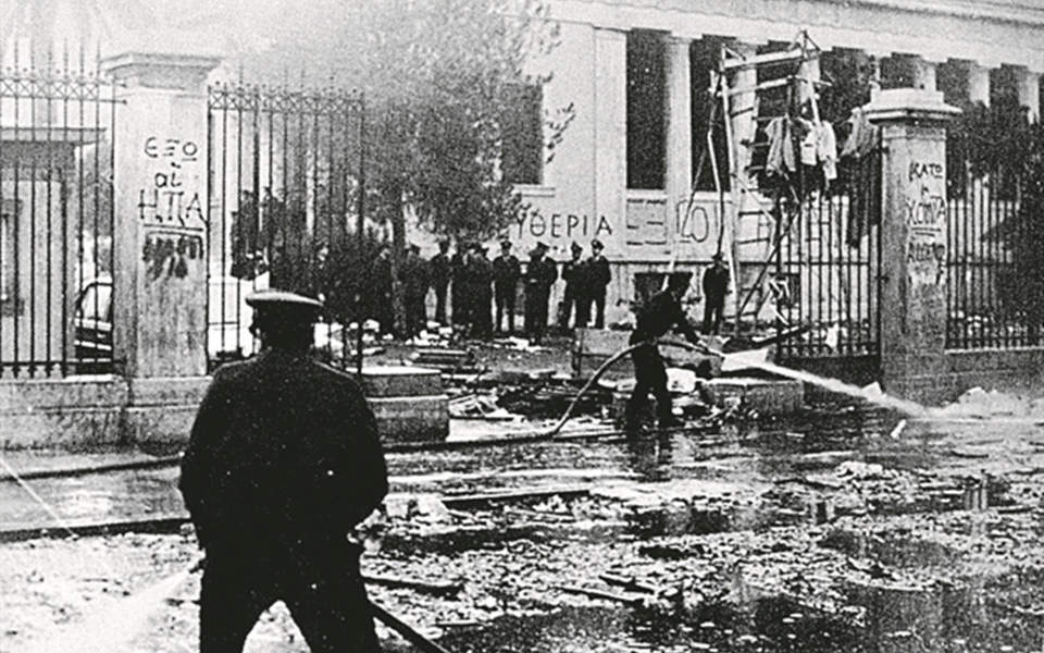 Πολυτεχνείο: Αριστοτέλης Σαρρηκώστας – Ο φωτορεπόρτερ που απαθανάτισε την εισβολή του τανκ-5